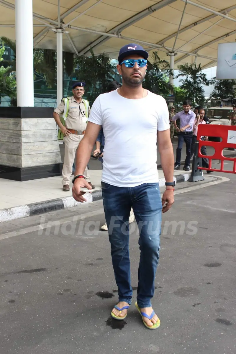 Yuvraaj Singh Snapped at Airport