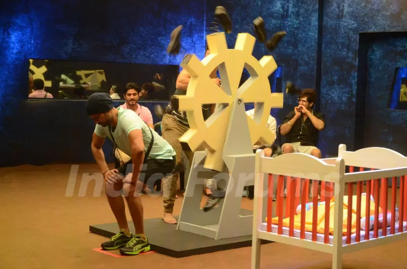 Bigg Boss Nau: Day 18 - Keith Sequeira Performing Task