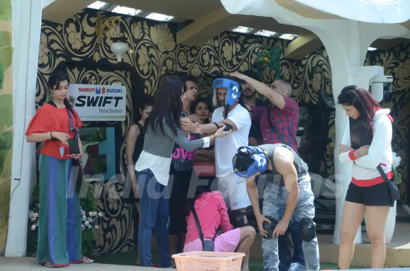 Bigg Boss Nau 9: Day 25 - Contestants During Task