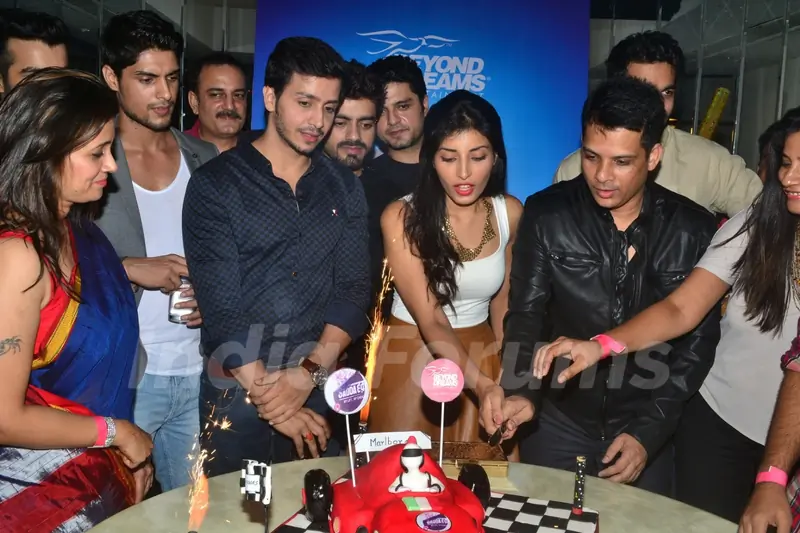 Cast of Sadda Haq  Celebrates Completion of 500 Episodes