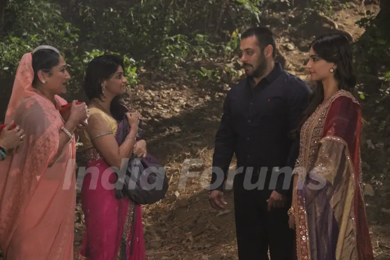 Sonam and Salman for Promotions of PRDP on Sets Sasural Simar Ka and Swaragini