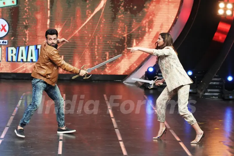 Deepika Padukone and Rithvik Dhanjani Play Sword Fight at Grand Finale of 'I Can Do That'