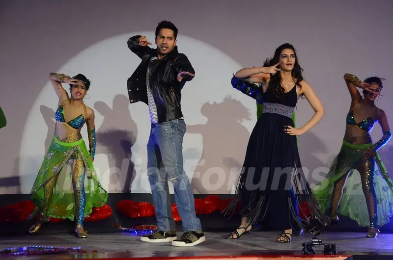Varun Dhawan and Kriti Sanon performed to SRK-Kajol songs at Song Launch of 'Dilwale'