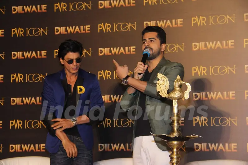 Shah Rukh Khan and Host Gunjan Utreja at 'Manma Emotion Jaage' Song Launch of 'Dilwale'