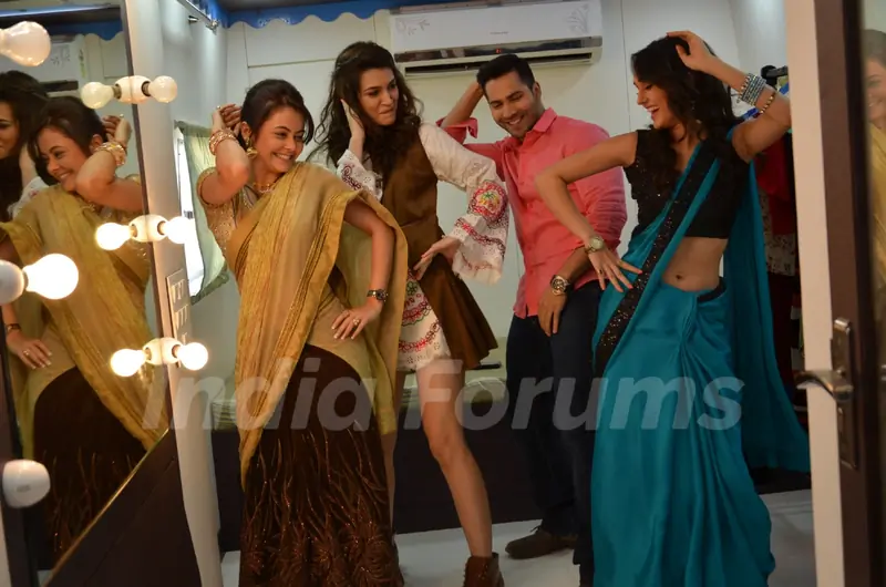 Varun - Kriti Shakes a Leg with Gopi and Meera of Saath Nibhana Saathiya During Promotions