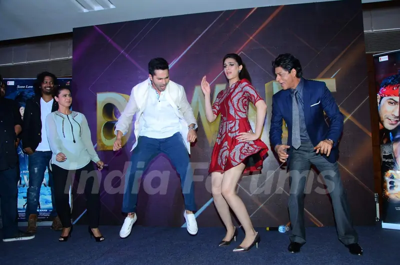 Varun Dhawan and Kriti Sanon Shakes a Leg with SRK- Kajol at Launch of 'Tukur Tukur' Song of Dilwale