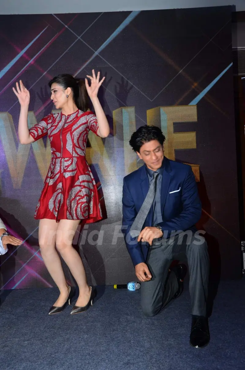 Kriti Sanon Shakes a Leg with Shah Rukh Khan at Launch of 'Tukur Tukur' Song of Dilwale