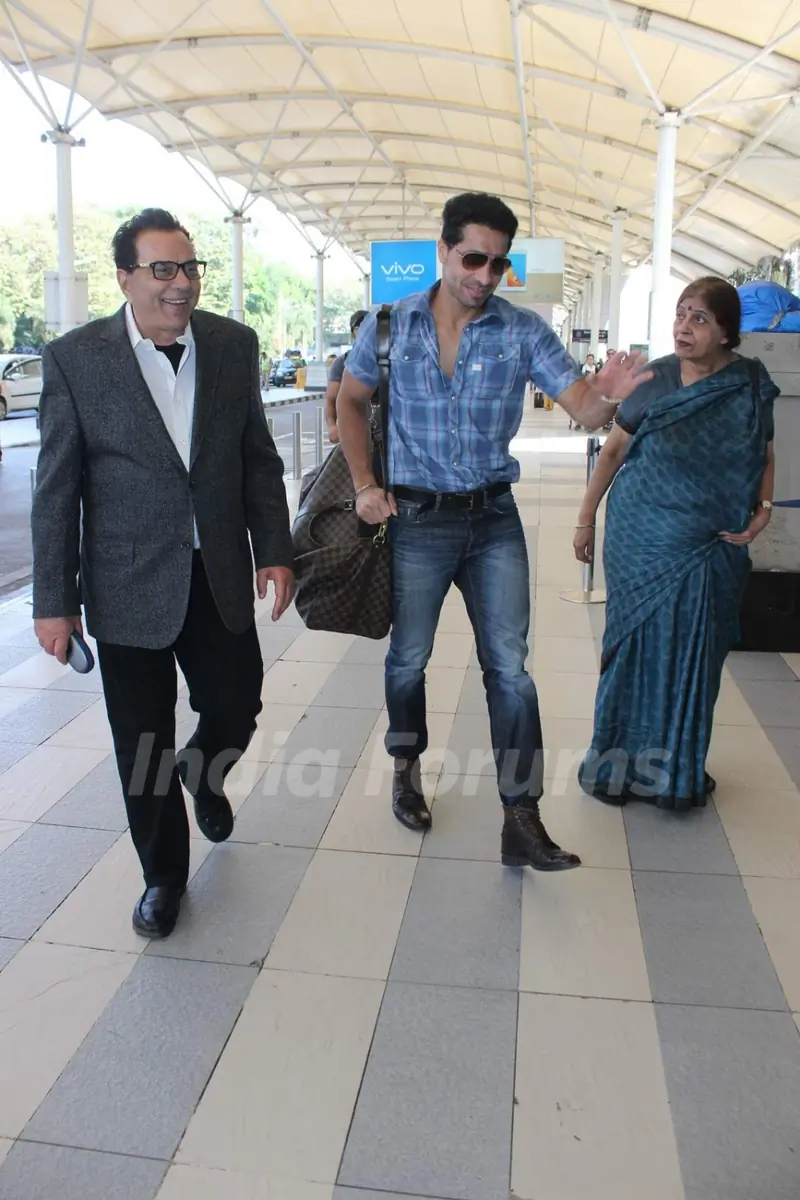 Dharmendra Snapped at Airport