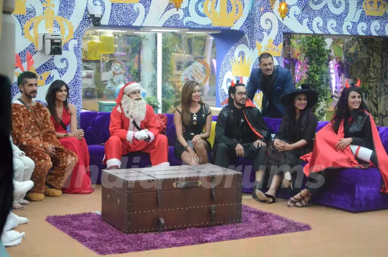 Salman Khan in Bigg Boss House for his Birthday Celebration with Contestants