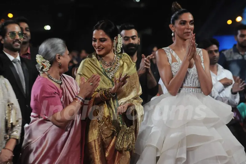 Rekha and Jaya Bachchan snapped while in a conversation at the 22nd Annual Star Screen Awards