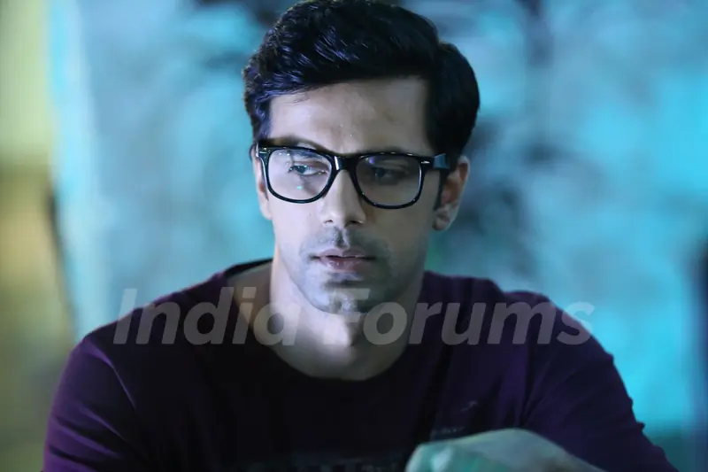 Anuj Sachdeva's Nerdy Look in Love Shagun