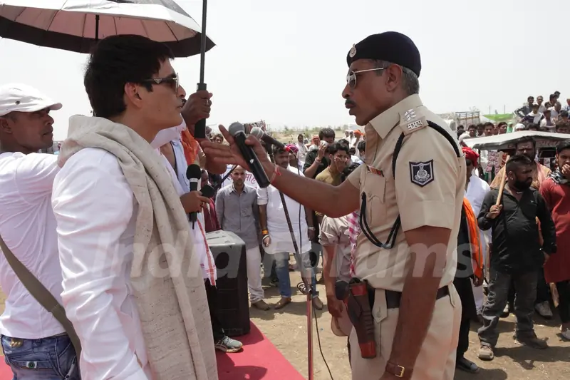 Manav Kaul and Prakash Jha on the Sets of Jai Gangaajal