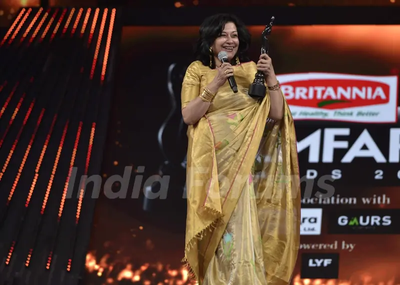 Moushmi Chatterji received Lifetime Achievement award at Filmfare Awards 2016