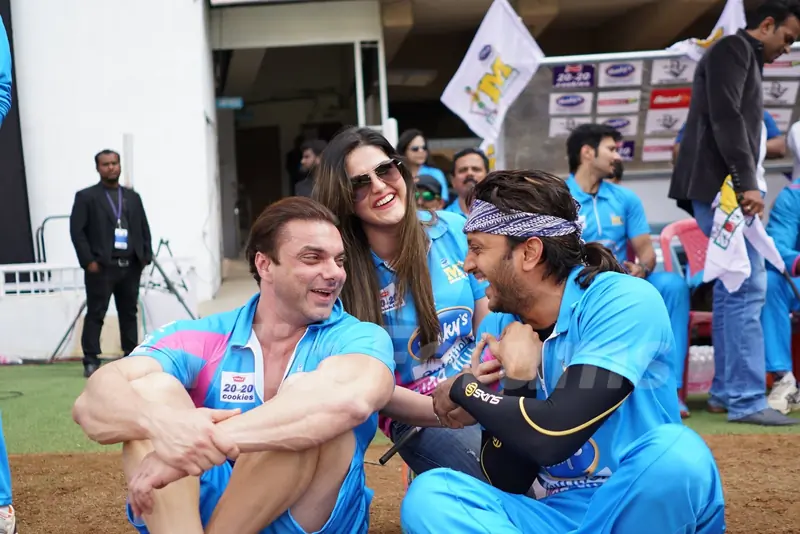 Sohail Khan, Riteish Deshmukh and Zarine Khan Supports 'Mumbai Heroes' at CCL Match in Banglore