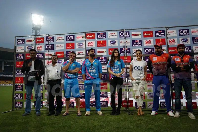 Sohail, Suniel, Kriti, Vir and Taapsee Snapped at CCL Match in Banglore