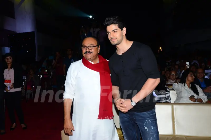 Sooraj Pancholi with Ex Minister Chagan Bhujbal at MET Utsav