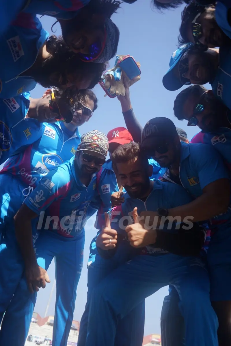 Celebs Snapped at CCL Match Between Mumbai Heroes and Bengal Tigers