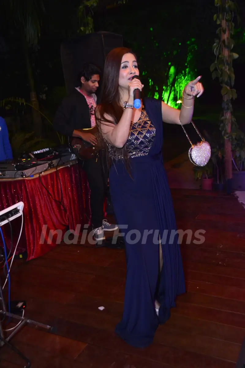 Tia Bajpai Singing At Ali Merchant's Cocktail Party