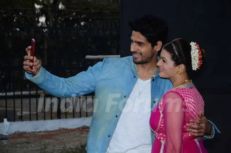 Sidharth Malhotra Takes a Selfie with Prachi Shah at Inauguration of Kala Ghoda Festival '16