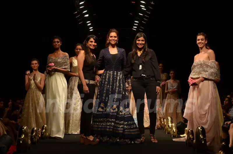Esha Gupta Walks for Jade
