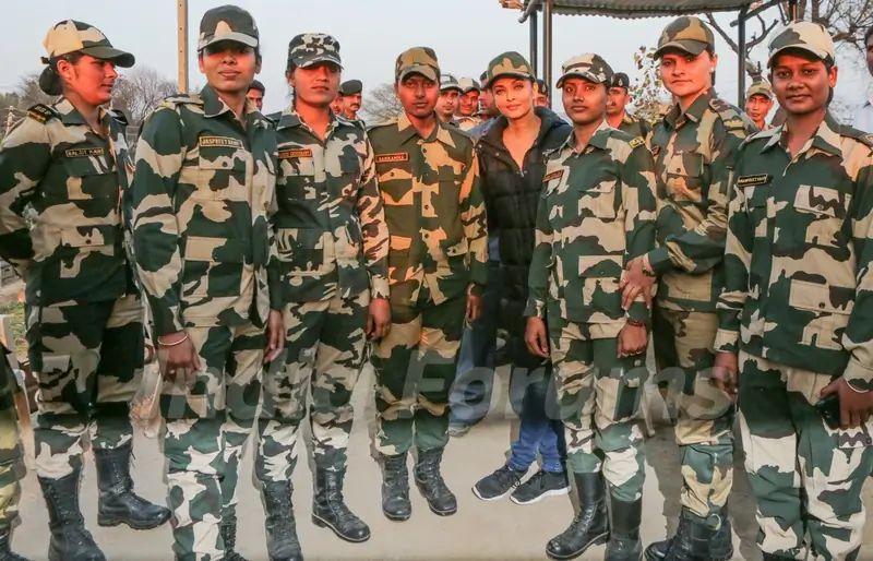 Aishwarya Rai Bachchan Spend Time with BSF 'Jawans' While Shooting for Sarabjit