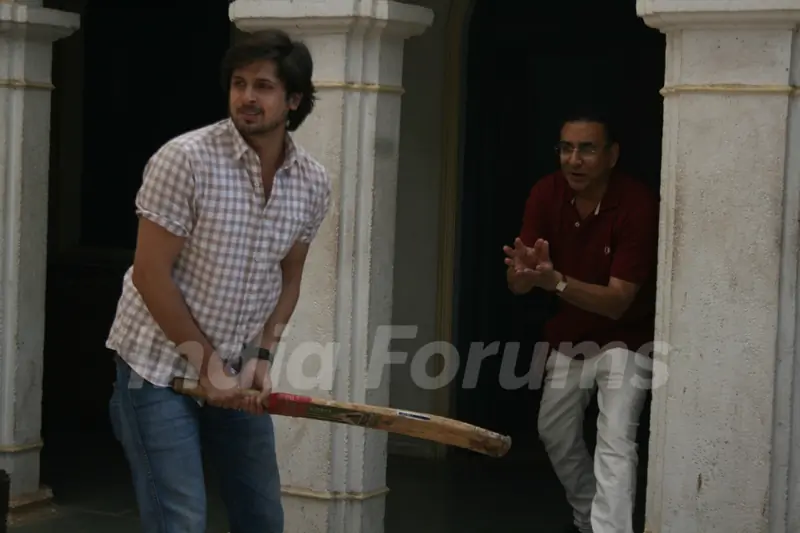 Rohit Bharadwaj and Ajai Sinha Plays Cricket on sets of Aadhe Adhoore