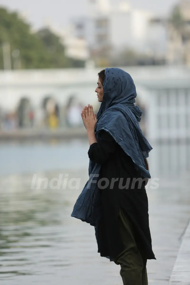 Aishwarya Rai Bachchan Does 'seva' at the Golden Temple