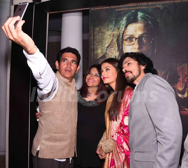 Omung Kumar, Darshan Kumar and Aishwarya Takes Selfie at Poster Launch of 'Sarabjit'