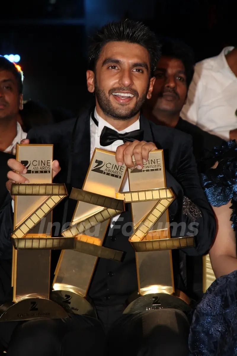 Ranveer Singh wins Best Actor for 'Bajirao' & takes Best Actress Award for Piku on behalf of Deepika