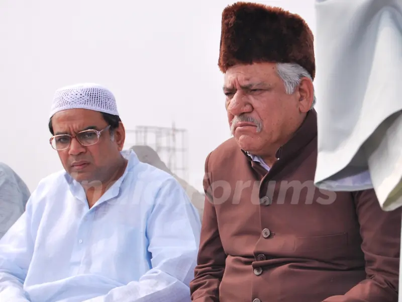 Om Puri and Paresh Rawal looking tensed