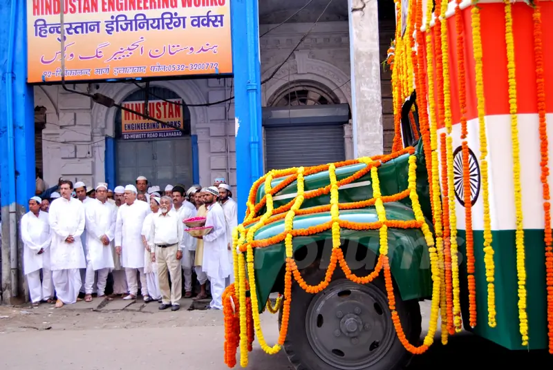 A scene from the movie Road to Sangam