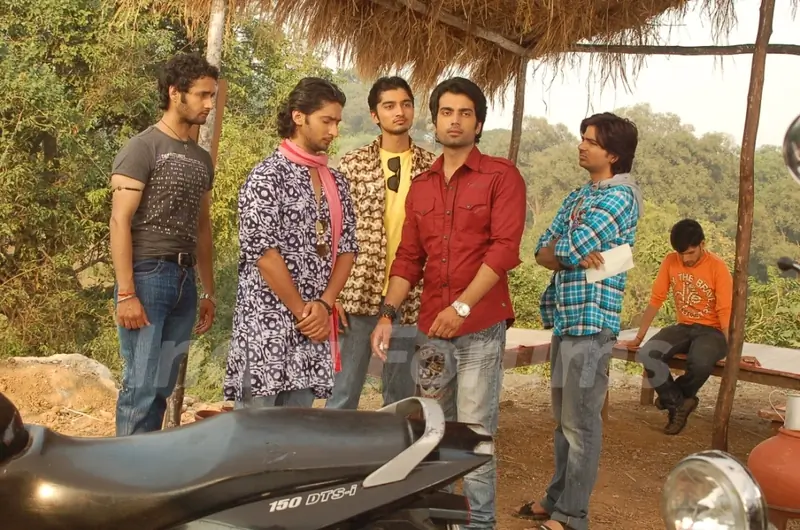 Kunal Karan Kapoor, Arhaan Behll with their friends in the show Pratigya