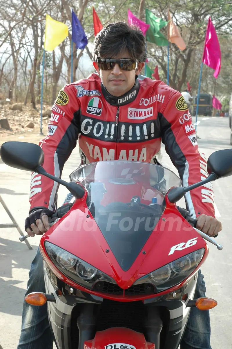 Hussain Kuwajerwala as Sumit