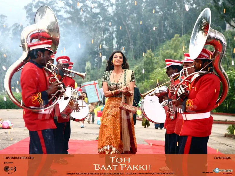 Tabu in the movie Toh Baat Pakki