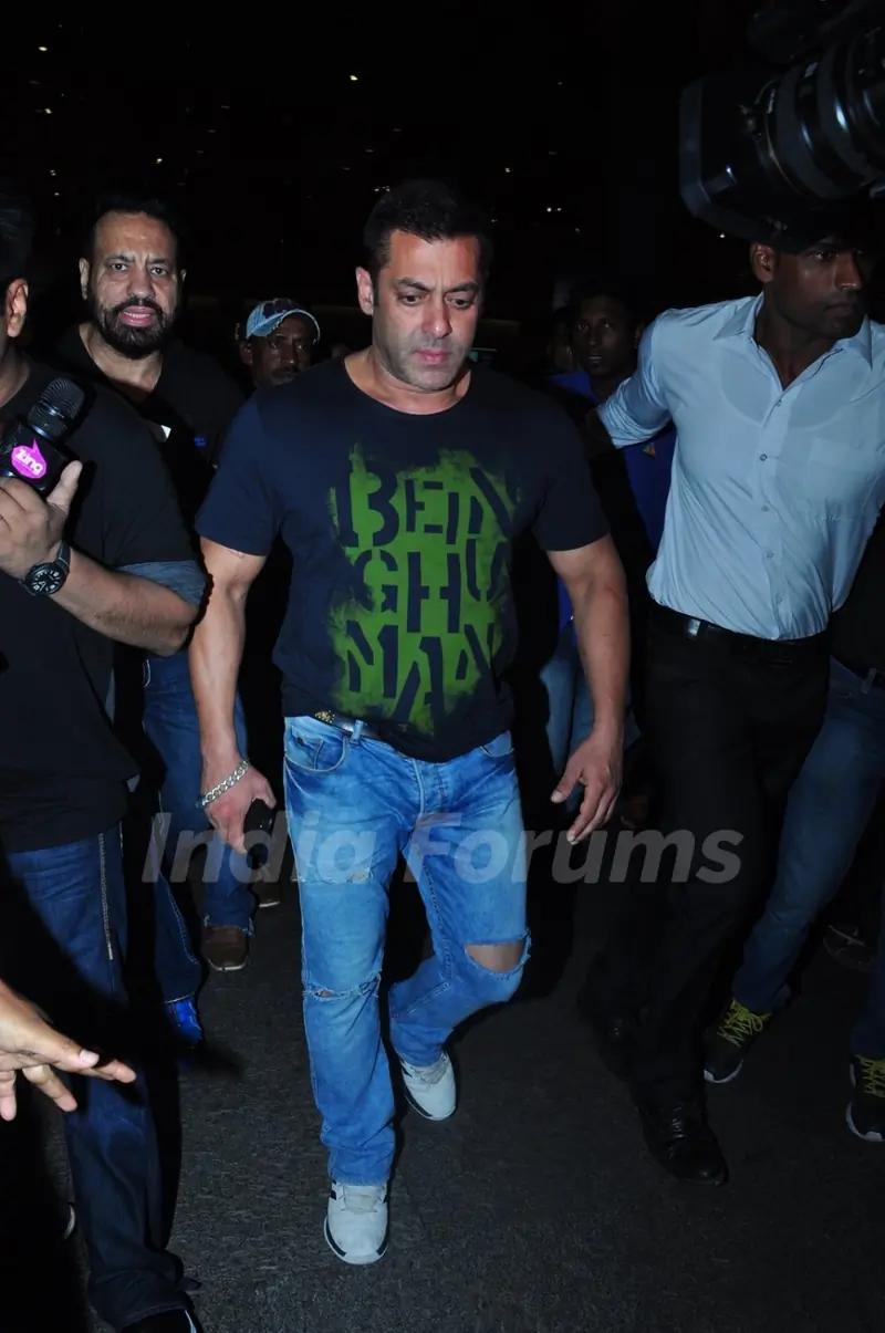 Salman Khan Snapped While Leaving for TOIFA