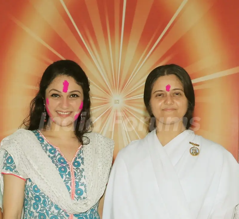 Gracy Singh celebrated holi with Brahmakumaris