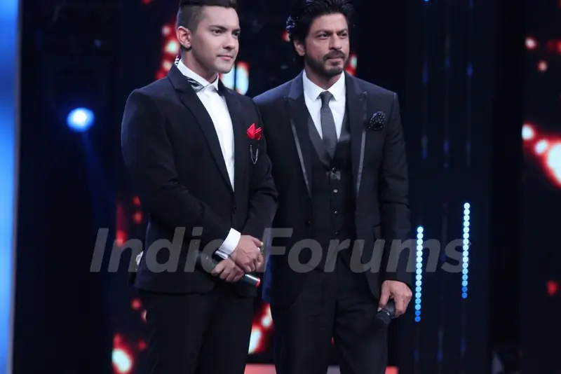 Shah Rukh Khan and Aditya Narayan on 'Sa Re Ga Ma Pa' 2016