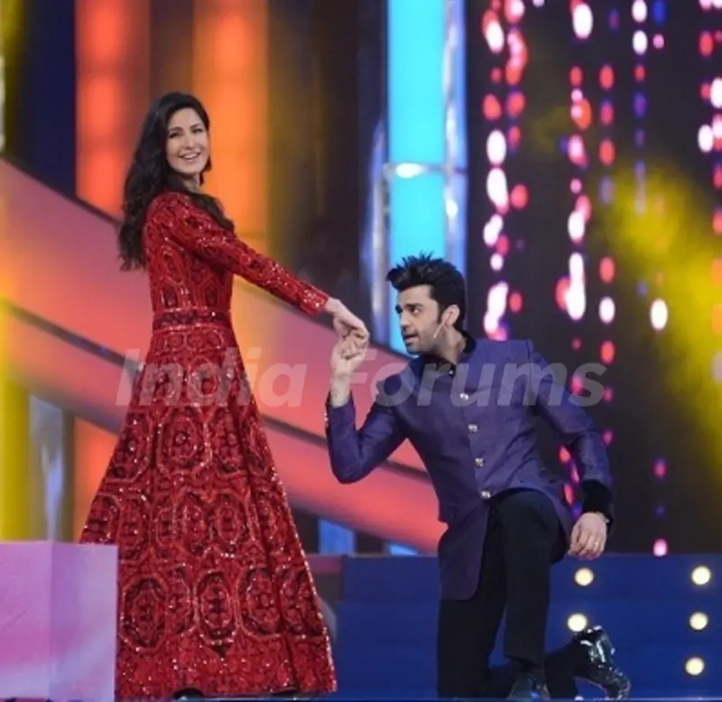 Katrina Kaif and Manish Paul perform at Umang 2016