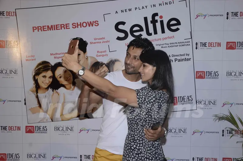 Indraneil and Barkha Bisht Sengupta at Selfie With Celebs Paritosh Painter Play 2016
