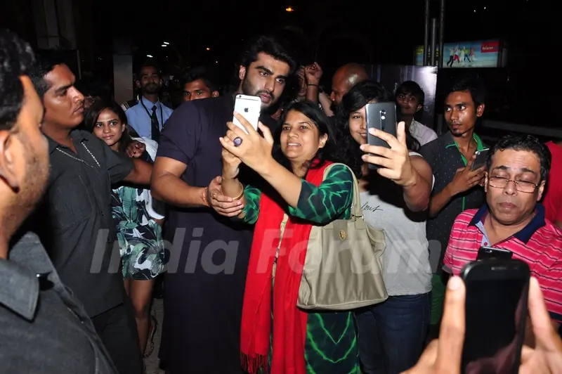 Arjun Kapoor Meets Fans to promote Ki and Ka