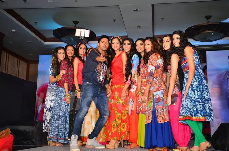 Varun Dhawan Clicks selfie with FBB #Style Buddy Contest Winners