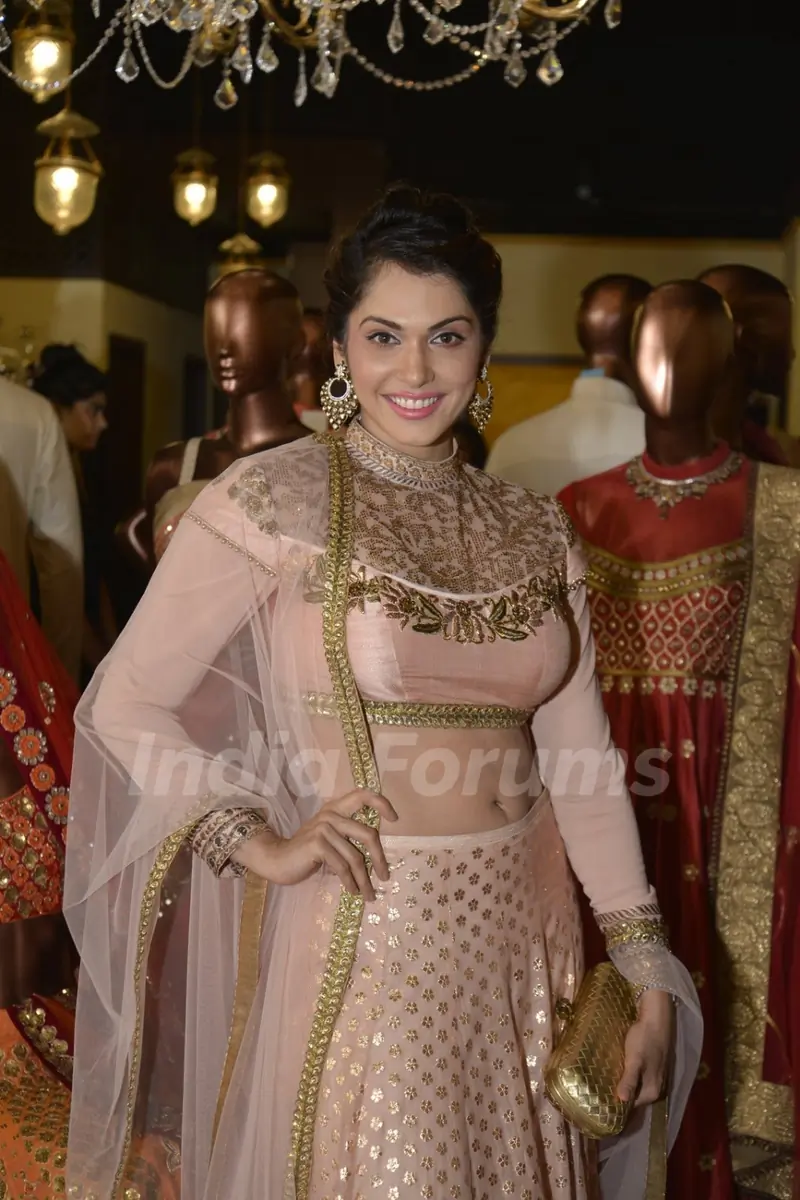 Isha Koppikar at Jhelum Store for JJ Valya Preview