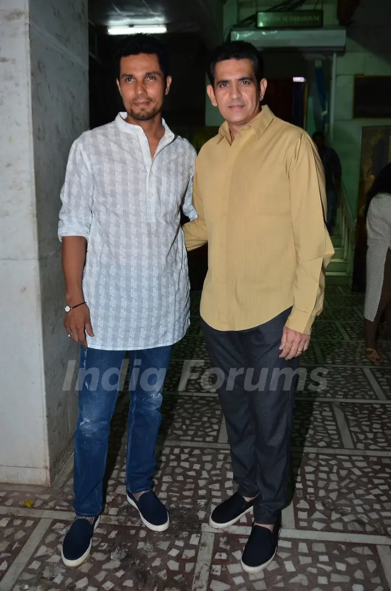 Omung Kumar and Randeep Hooda pay homage to Sarabjit