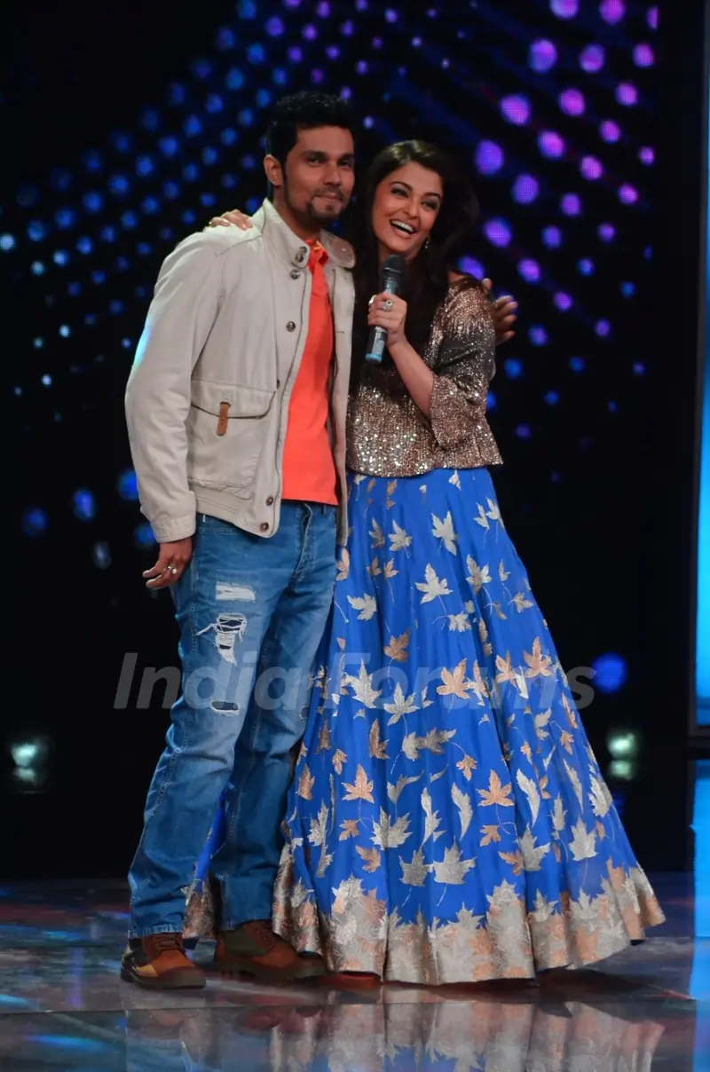 Aishwarya Rai Bachchan and Randeep Hooda promote Sarabjit on Show 'Sa Re Ga Ma Pa' 2016'