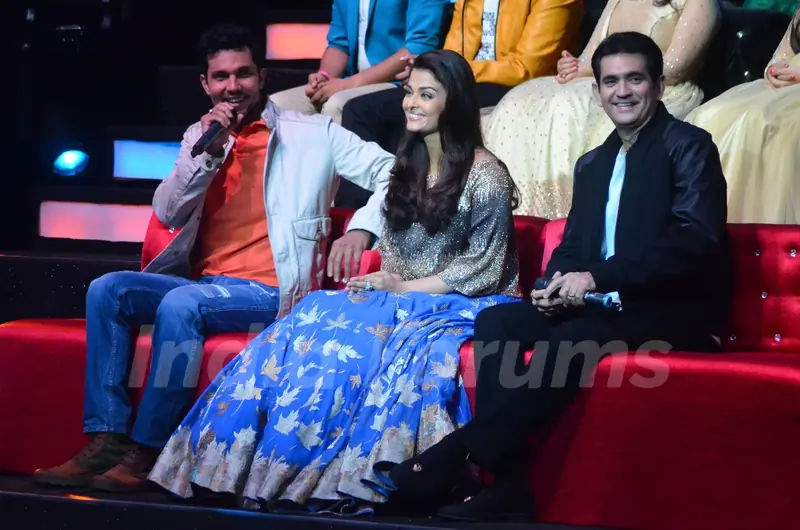 Randeep Hooda, Aishwarya Rai Bachchan and Omung Kumar Promote Sarbjit on Show 'Sa Re Ga Ma Pa 2016'