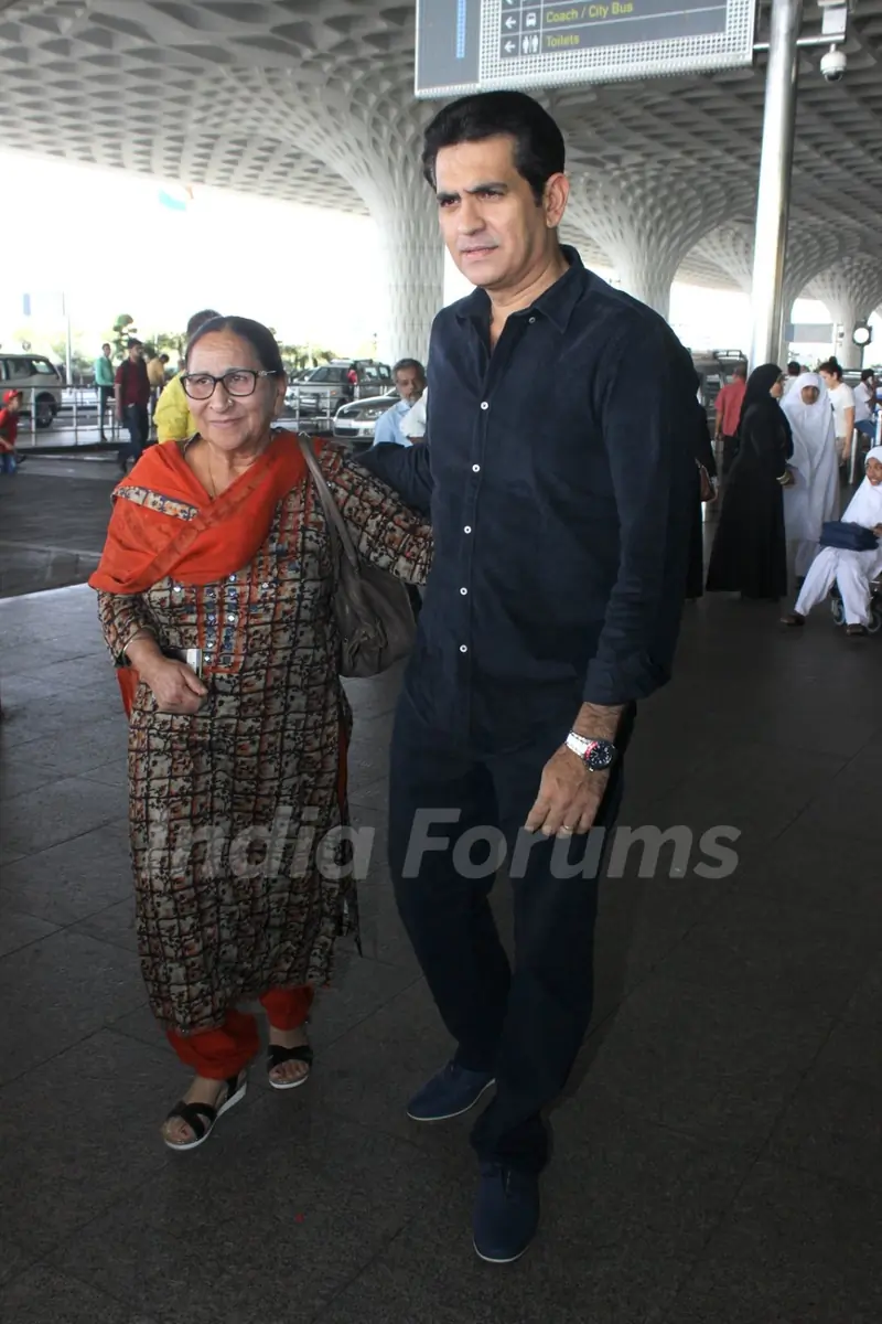 Omung Kumar with Sarabjit's sister Dalbir Kaur Snapped at Airport