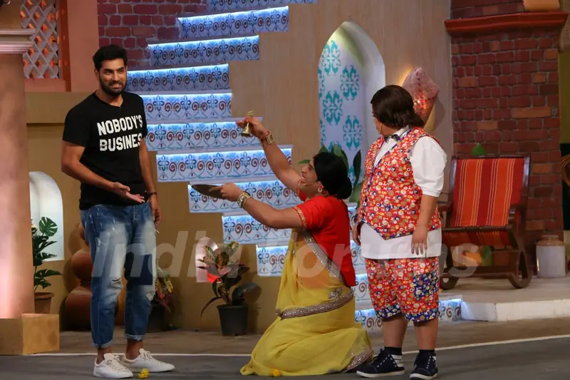 Kunaal Roy Kapur Promotes 'Azhar' on the sets of 'Comedy Nights Live'