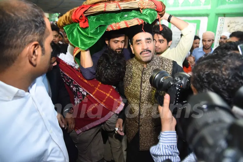 Emran Hashmi and Mohammad Azharuddin at Nizamuddin Dargah