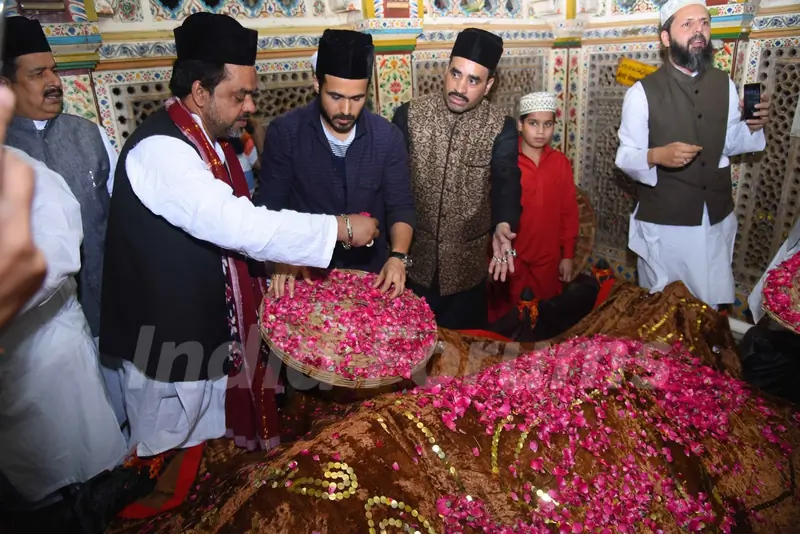 Emraan Hashmi and Mohammad Azharuddin Pays their Obeisance at Nizamuddin Dargah