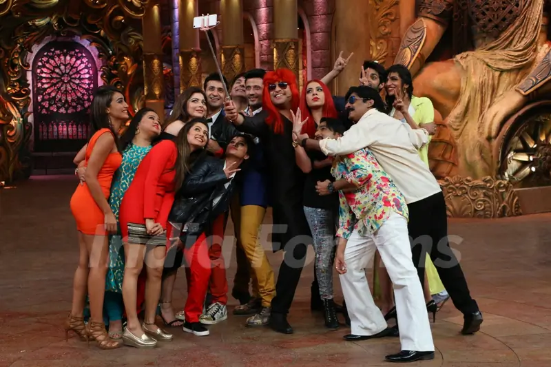 Meet Bros Have a Blast on the sets of 'Comedy Nights Bachao'